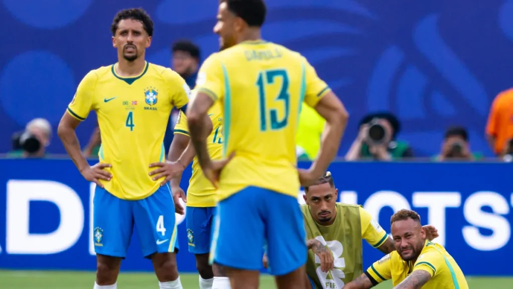 Só um jogador retorna ao Brasil em voo fretado da CBF após queda na Copa
